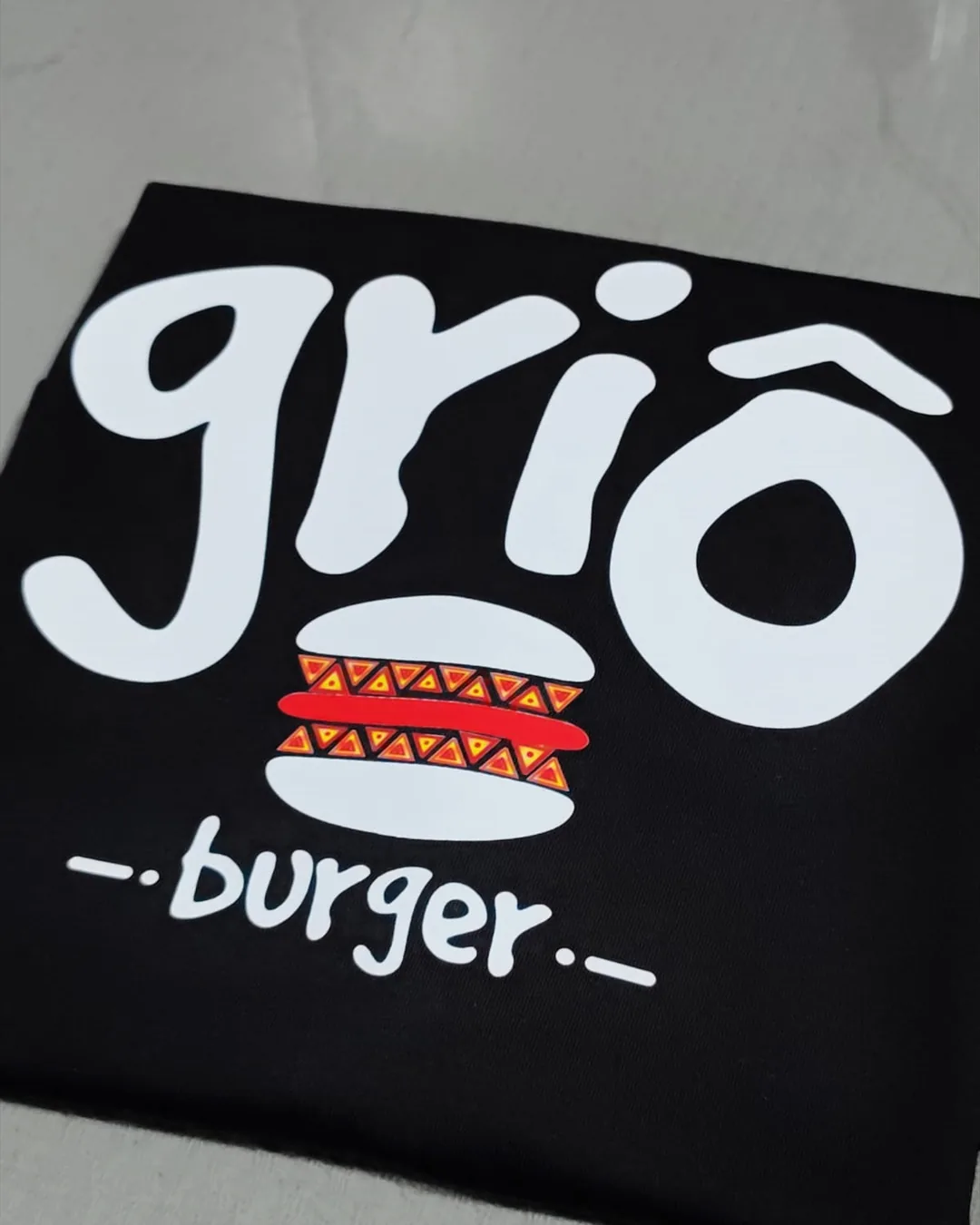 Camiseta preta Griô Burger com logo em DTF